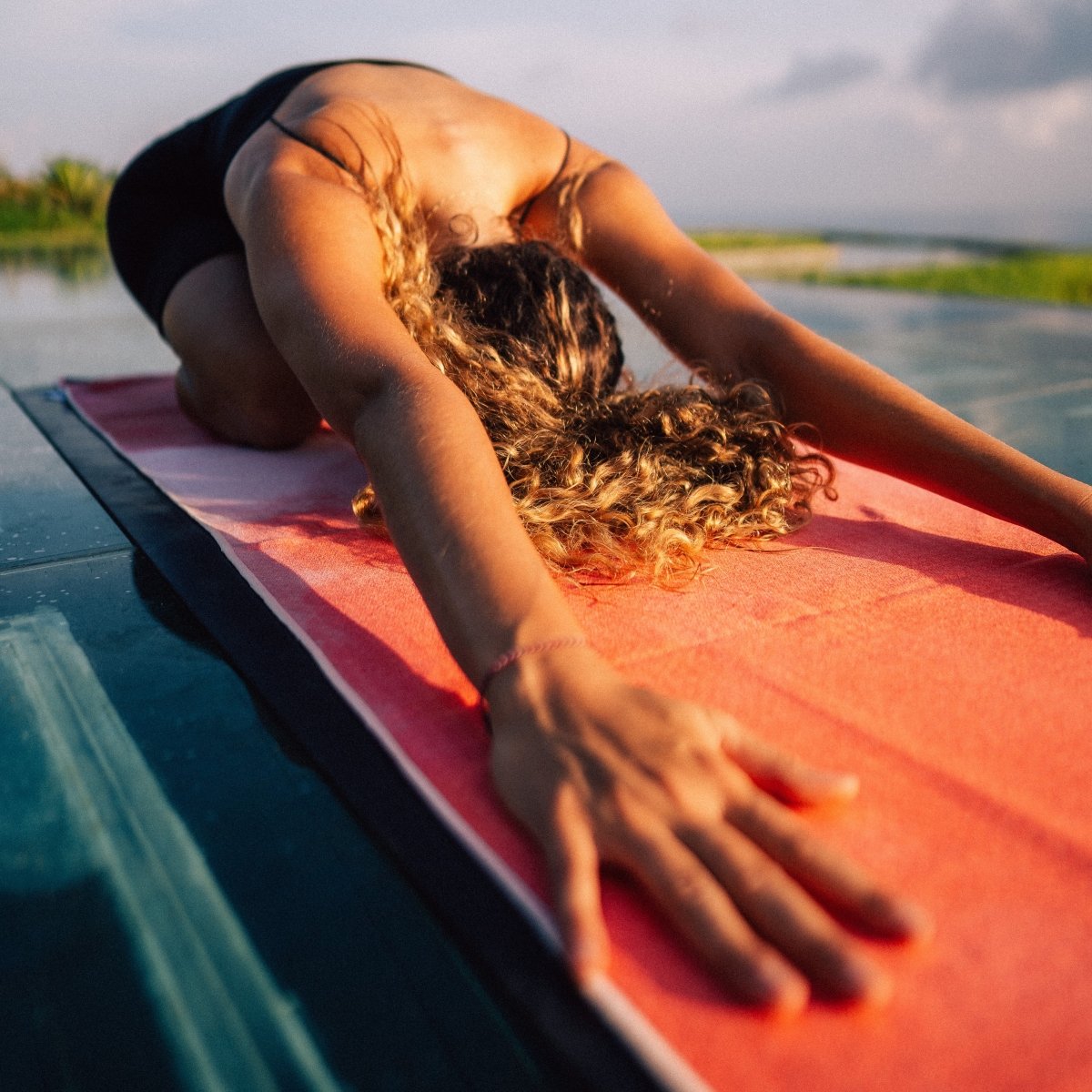 Red Horizon - Rutschfestes Yoga - Handtuch mit Silikon - Noppen - woodsandwaves.co