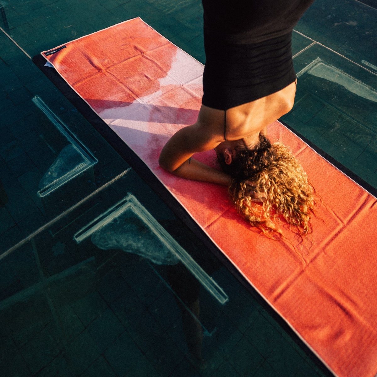 Red Horizon - Rutschfestes Yoga - Handtuch mit Silikon - Noppen - woodsandwaves.co