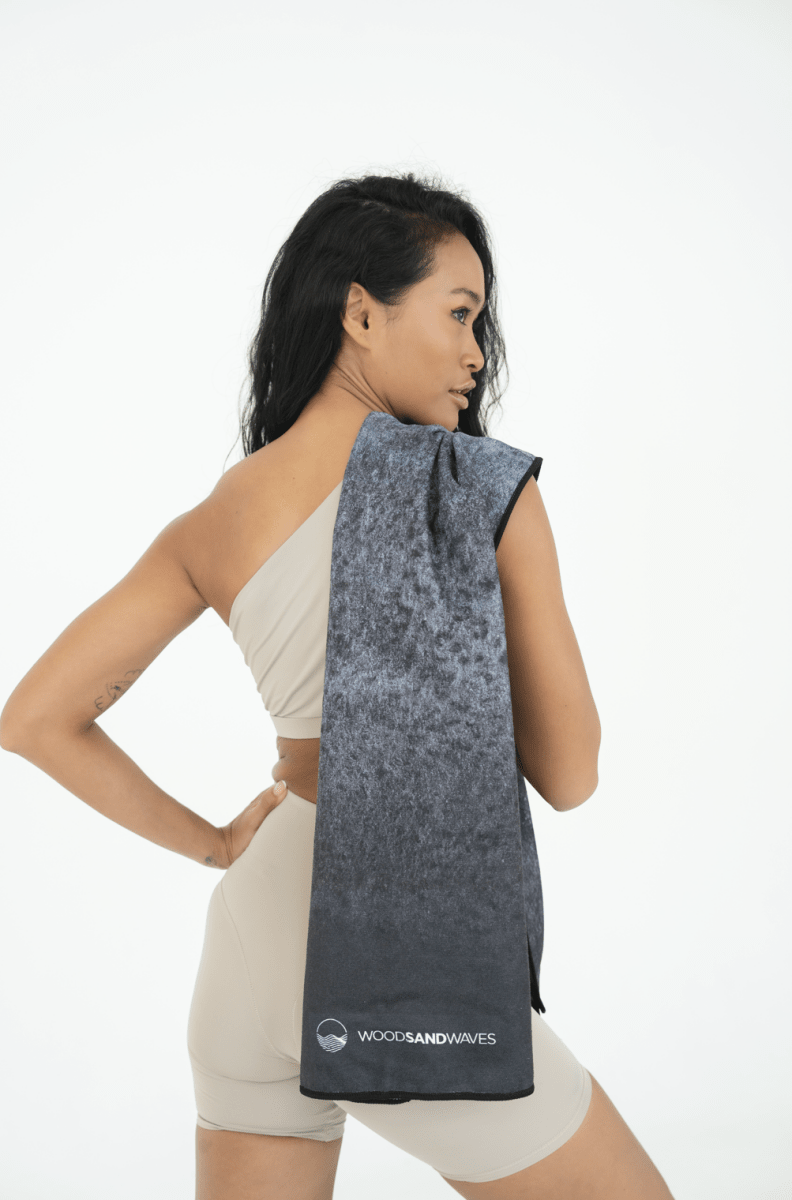 Stormy Skies - Sporthandtuch mit Magnet & Zipper - Tasche - woodsandwaves.co