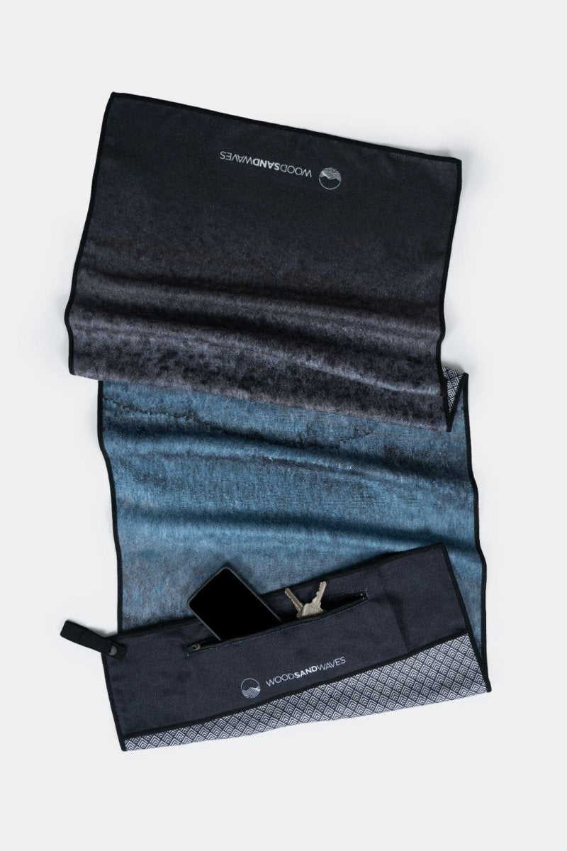 Stormy Skies - Sporthandtuch mit Magnet & Zipper - Tasche - woodsandwaves.co