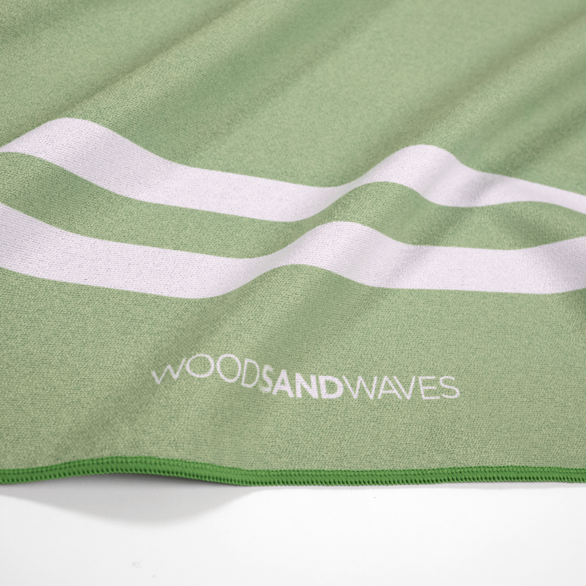 Stripes Green Matcha - Duschhandtuch aus Premium Mikrofaser - angenehm auf der Haut - woodsandwaves.co