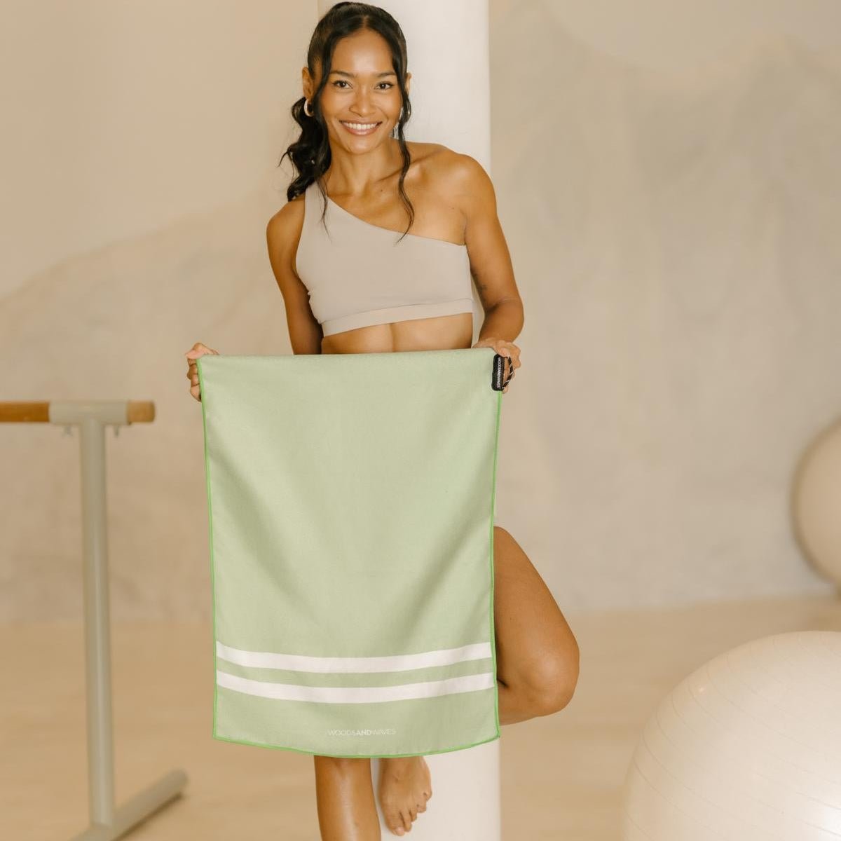 Stripes Green Matcha - Sporthandtuch mit Magnet & Zipper - Tasche - woodsandwaves.co