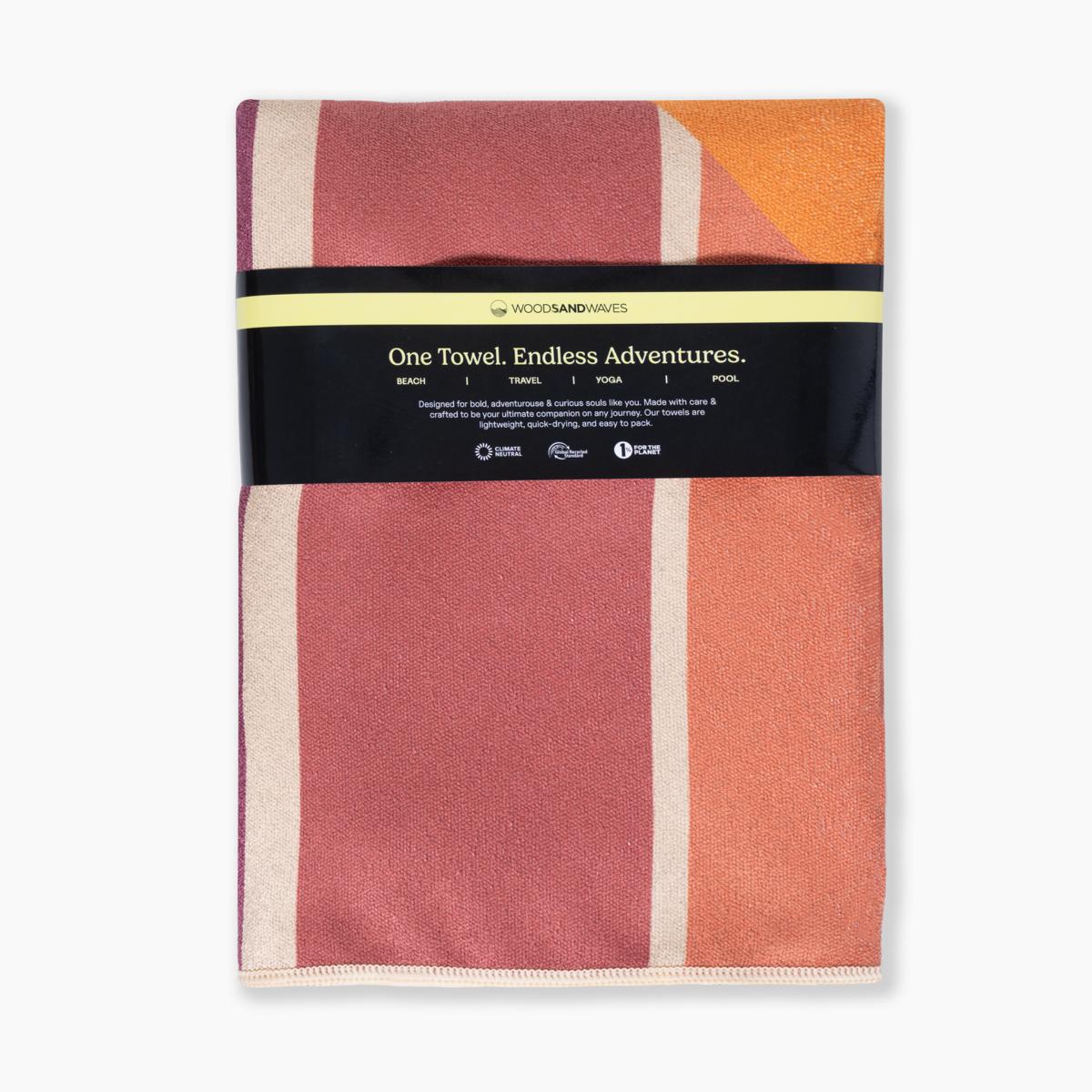 Sunset Stripes - Schnelltrocknendes Reise - und Strandtuch mit Geheimfach - woodsandwaves.co