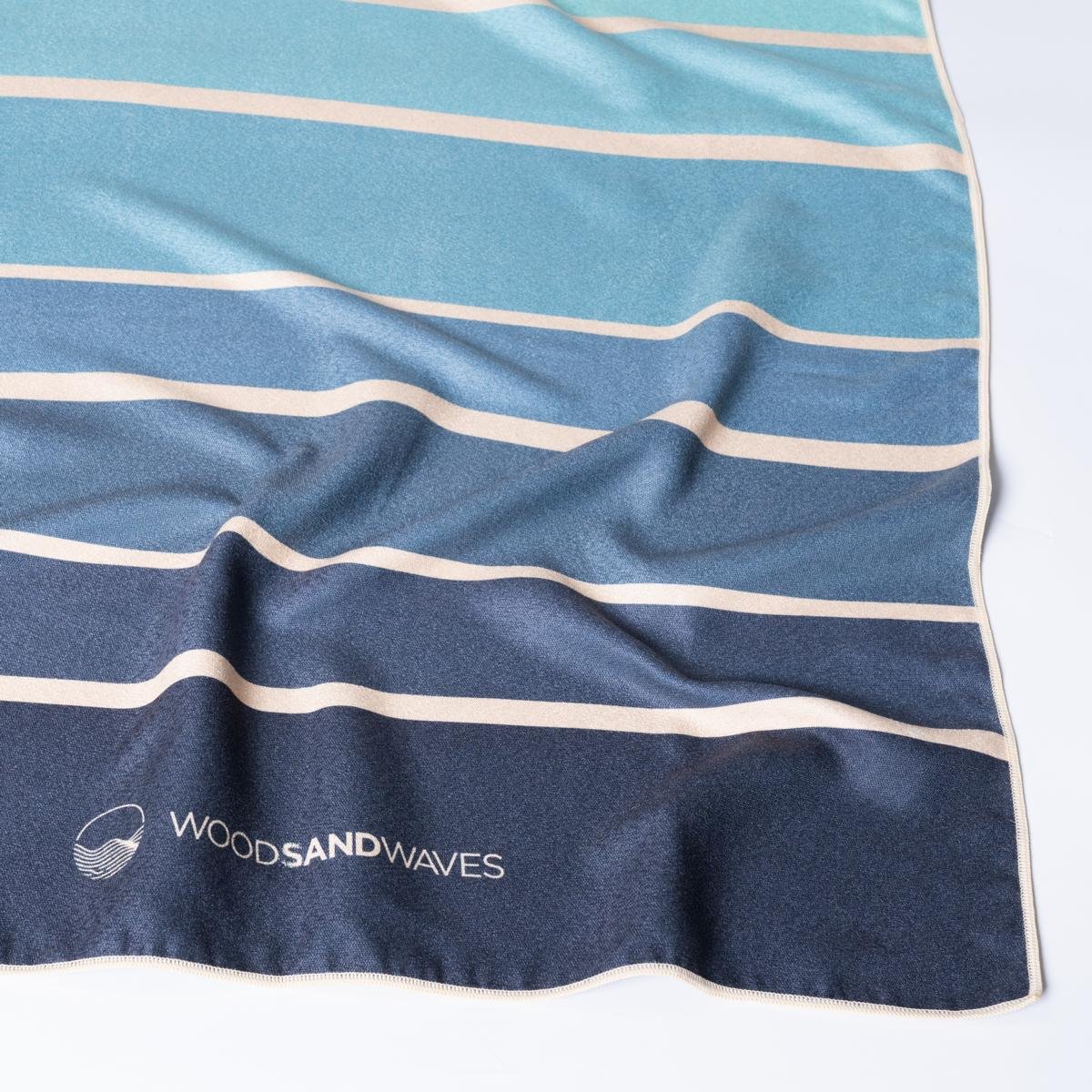 Sunset Stripes - Schnelltrocknendes Reise - und Strandtuch mit Geheimfach - woodsandwaves.co