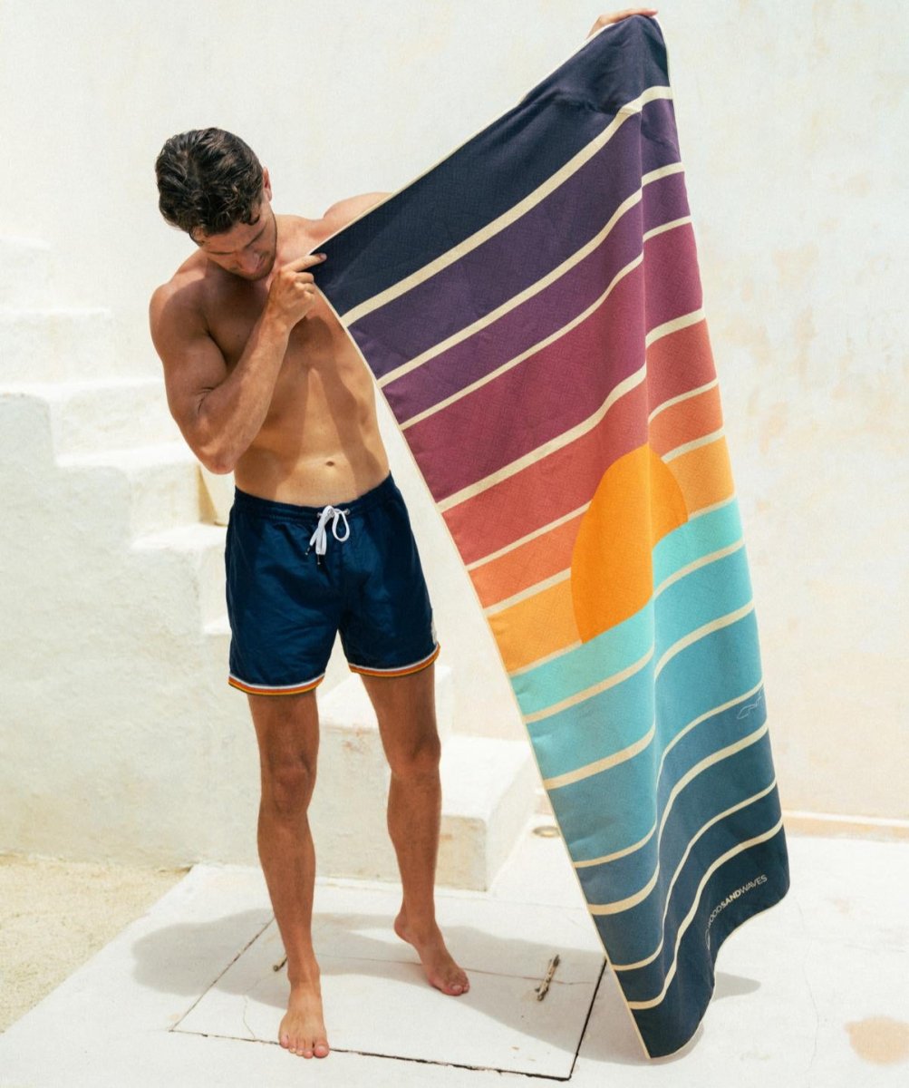 Sunset Stripes - Schnelltrocknendes Reise - und Strandtuch mit Geheimfach - woodsandwaves.co