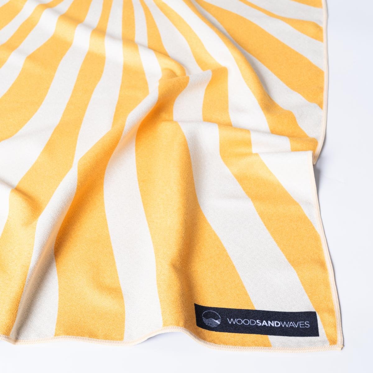 Sunshine - Schnelltrocknendes Reise - und Strandtuch mit Geheimfach - woodsandwaves.co