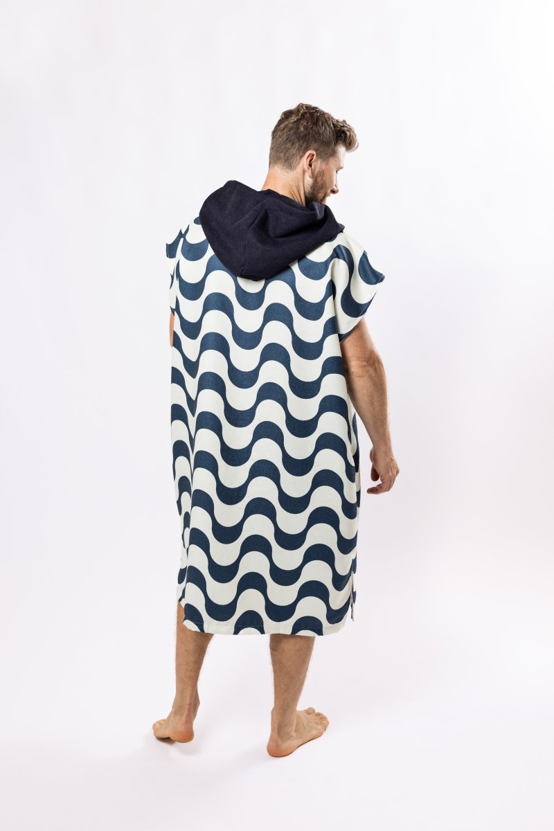 Surf - Poncho - für Frauen & Männer - aus schnelltrocknender und leichter Mikrofaser - woodsandwaves.co