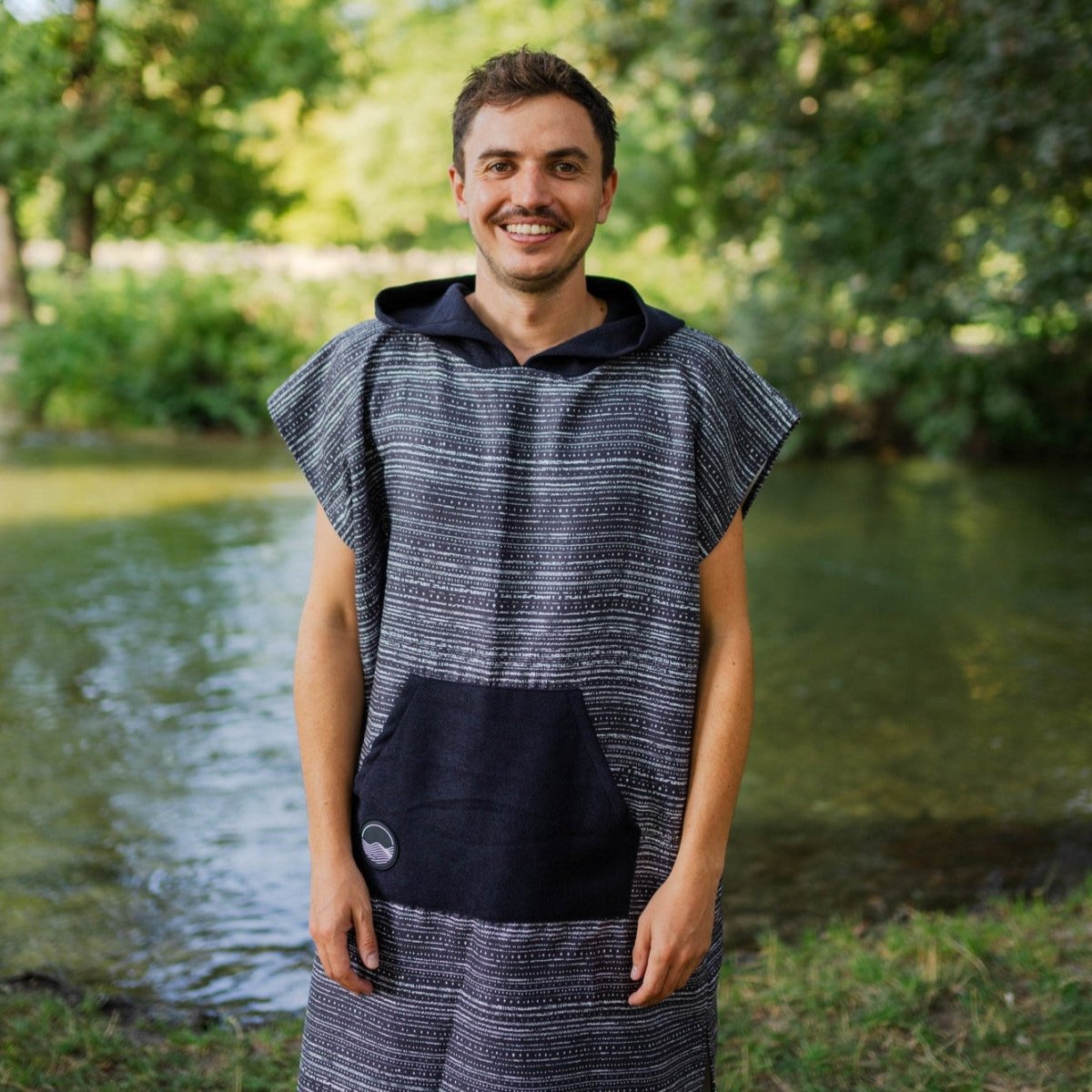 Surf - Poncho - für Frauen & Männer - aus schnelltrocknender und leichter Mikrofaser - woodsandwaves.co