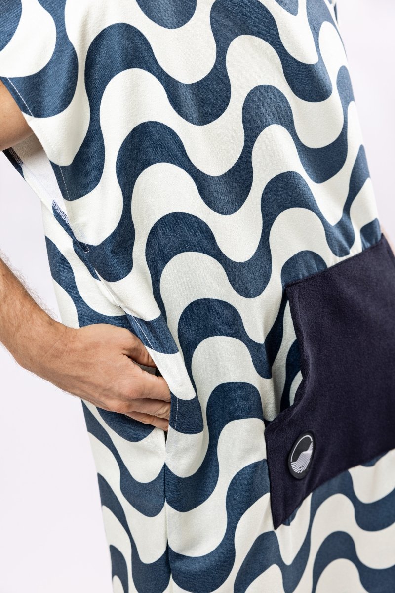 Surf - Poncho - für Frauen & Männer - aus schnelltrocknender und leichter Mikrofaser - woodsandwaves.co