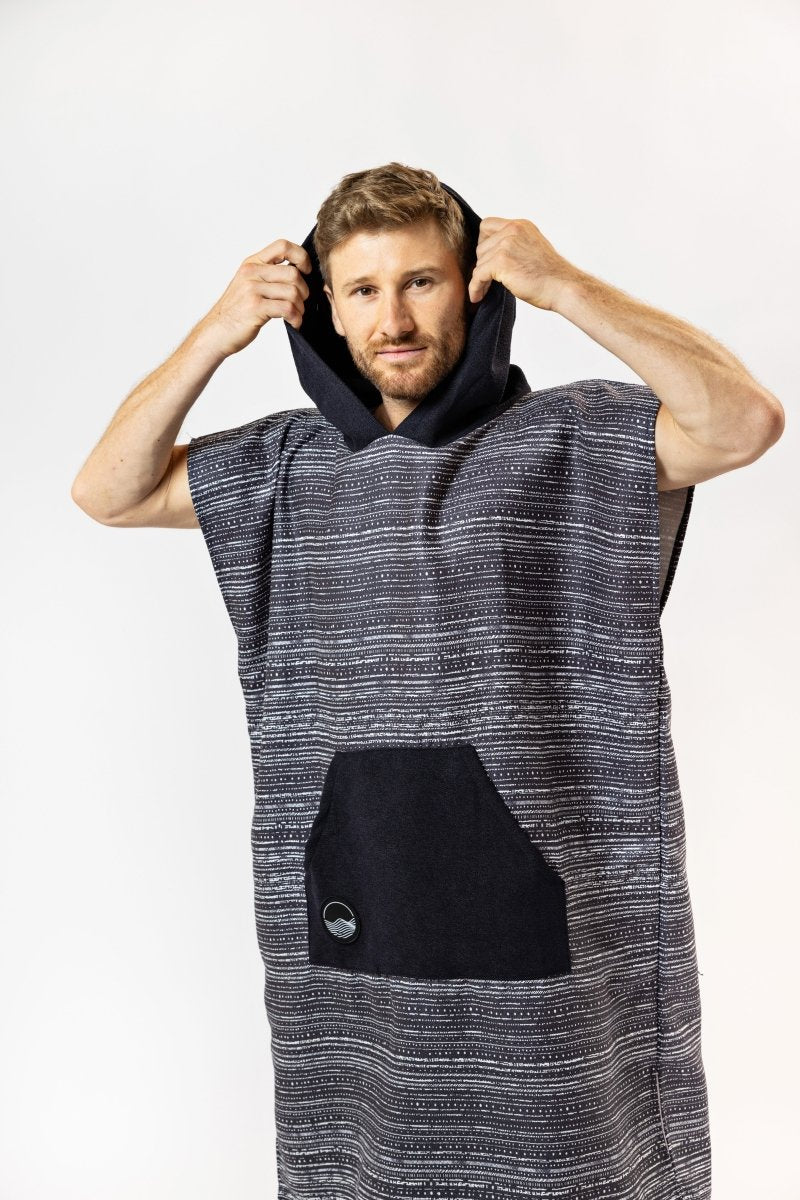 Surf - Poncho - für Frauen & Männer - aus schnelltrocknender und leichter Mikrofaser - woodsandwaves.co