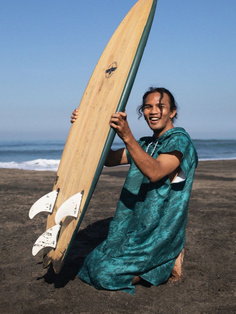 Surf - Poncho - für Frauen & Männer - aus schnelltrocknender und leichter Mikrofaser - woodsandwaves.co #hero
