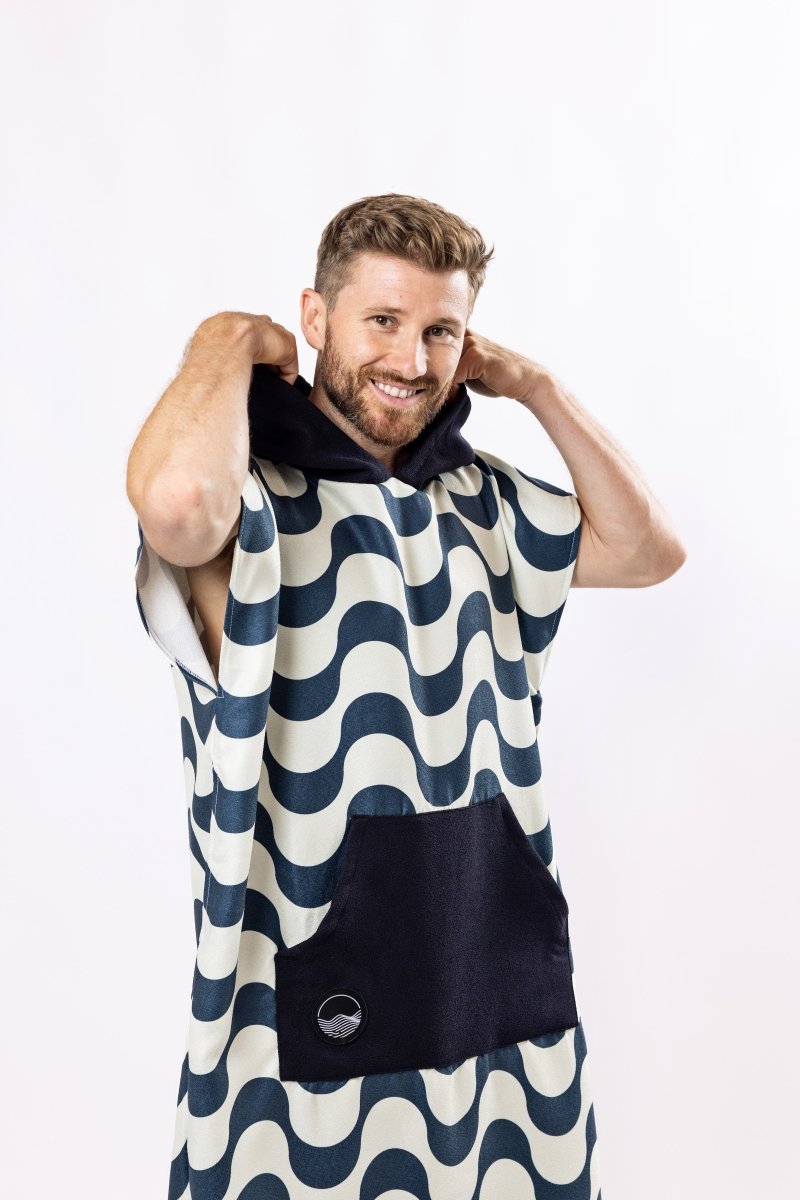 Surf - Poncho - für Frauen & Männer - aus schnelltrocknender und leichter Mikrofaser - woodsandwaves.co
