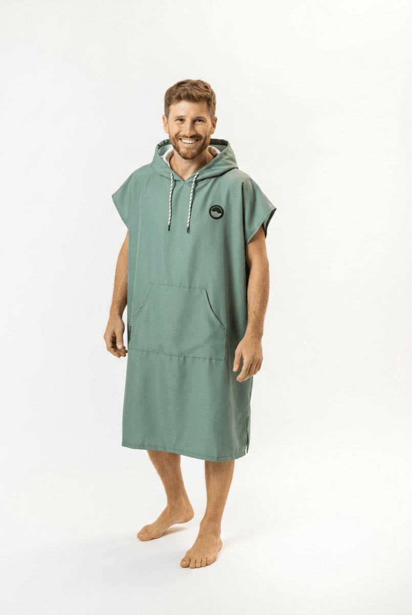 Surf - Poncho - für Frauen & Männer - aus schnelltrocknender und leichter Mikrofaser - Deep Forest - woodsandwaves.co #hero