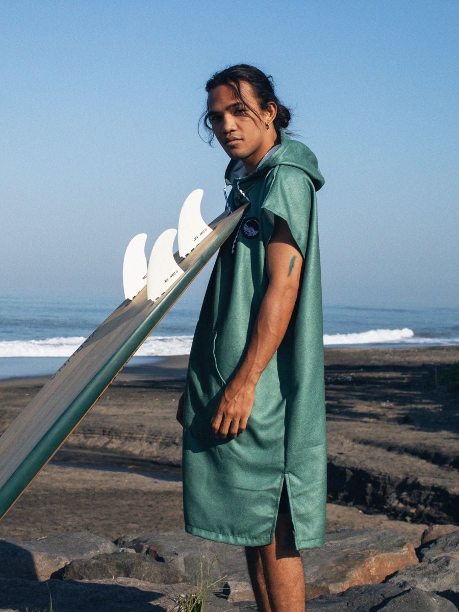 Surf - Poncho - für Frauen & Männer - aus schnelltrocknender und leichter Mikrofaser - Deep Forest - woodsandwaves.co
