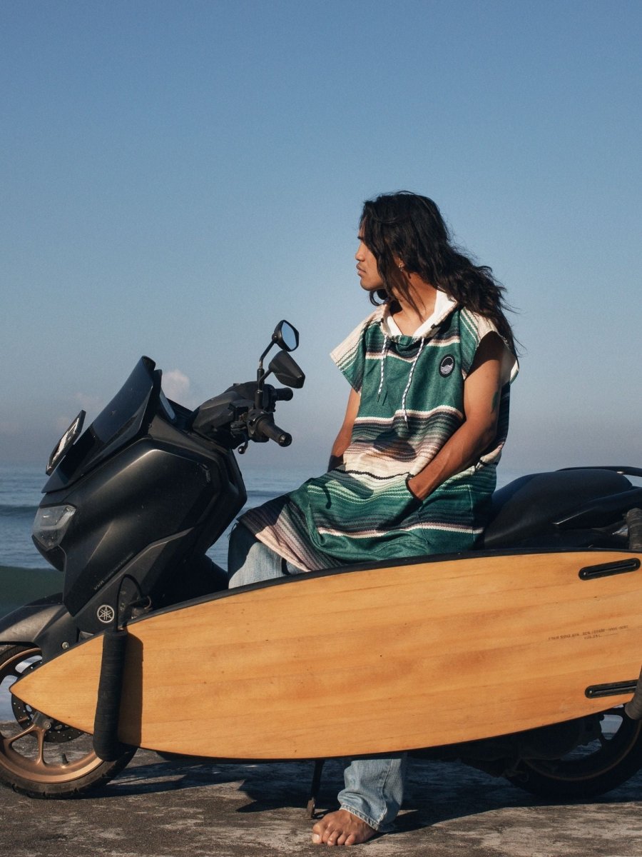 Surf - Poncho - für Frauen & Männer - aus schnelltrocknender und leichter Mikrofaser - Evergreen - woodsandwaves.co
