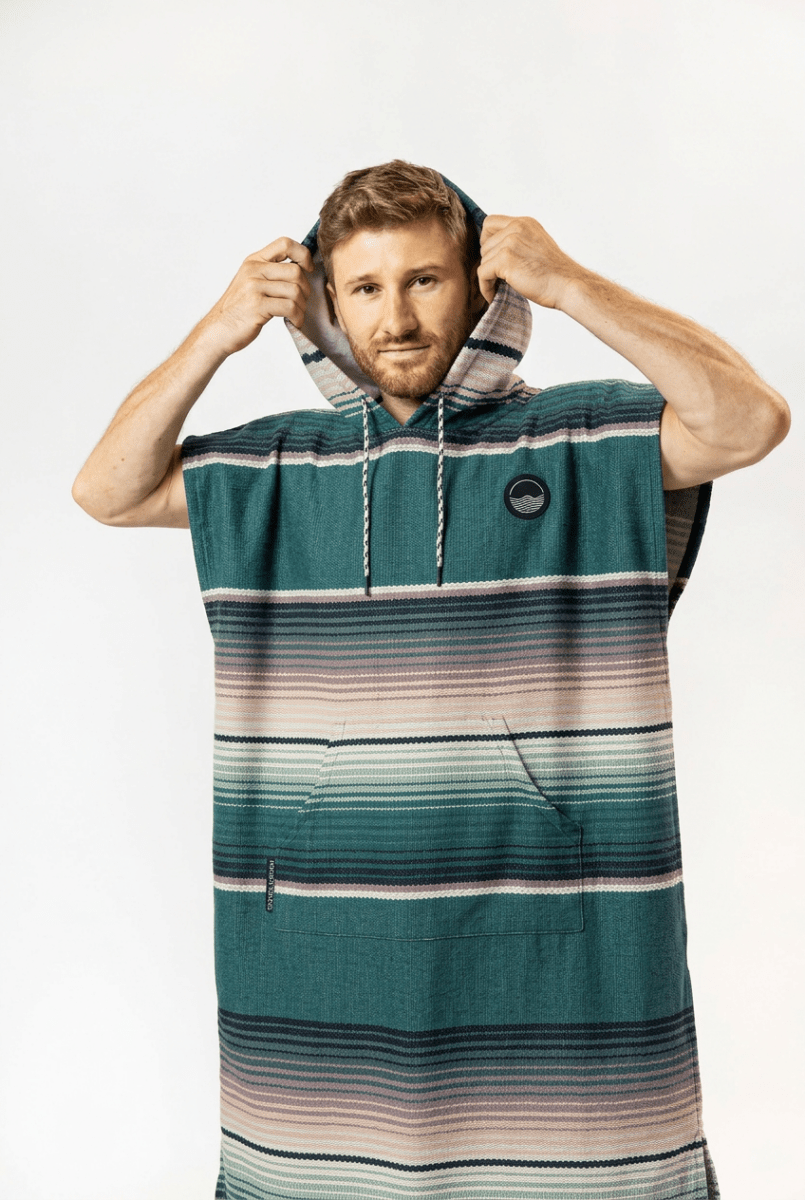 Surf - Poncho - für Frauen & Männer - aus schnelltrocknender und leichter Mikrofaser - Evergreen - woodsandwaves.co