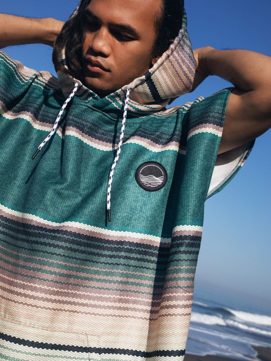 Surf - Poncho - für Frauen & Männer - aus schnelltrocknender und leichter Mikrofaser - Evergreen - woodsandwaves.co #hero