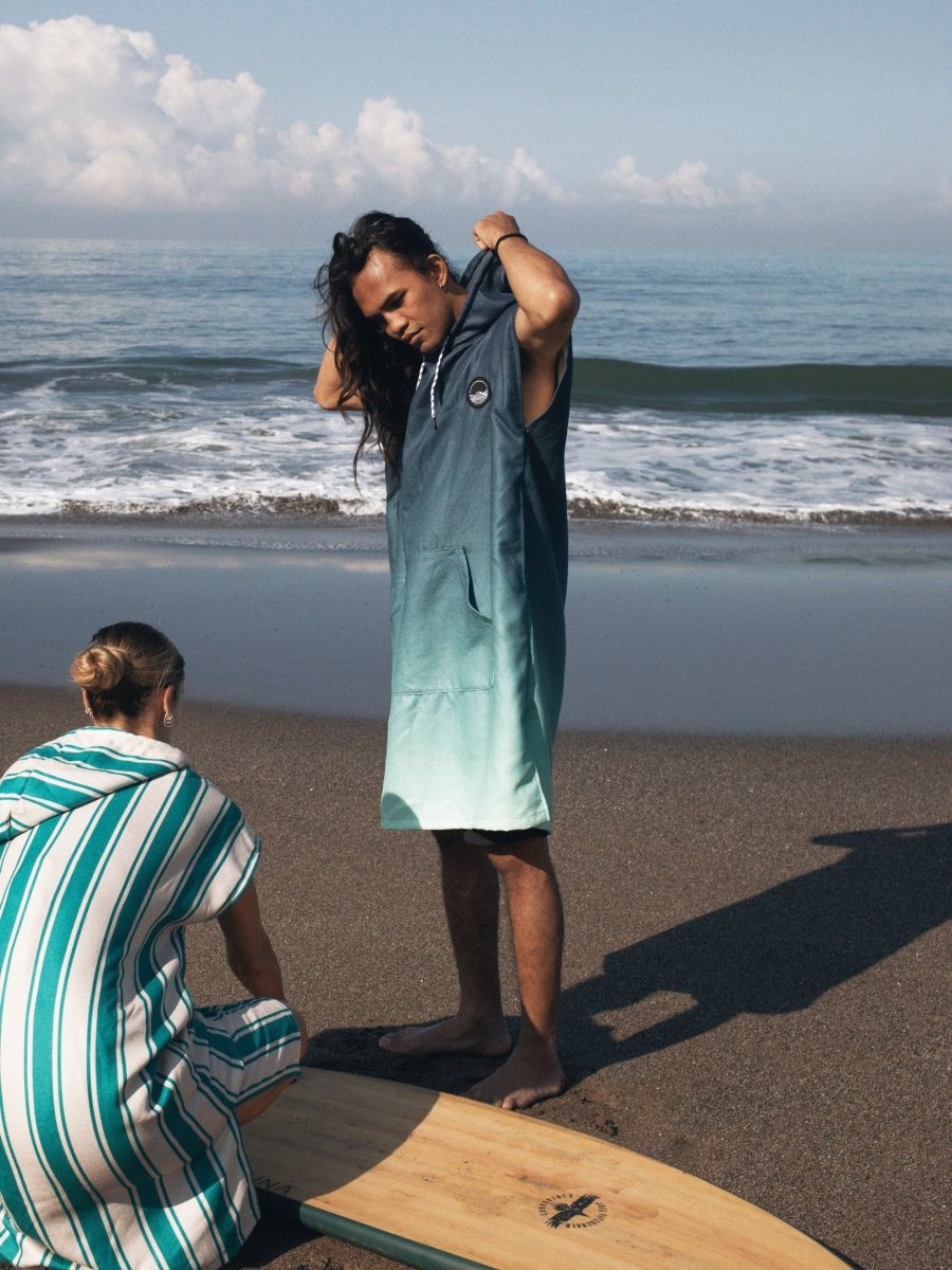Surf - Poncho - für Frauen & Männer - aus schnelltrocknender und leichter Mikrofaser - Low Tide - woodsandwaves.co