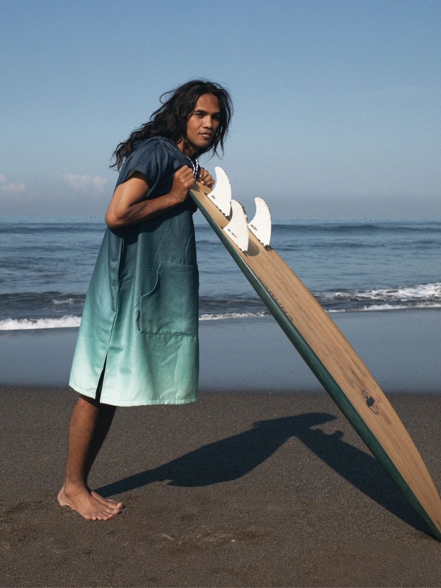 Surf - Poncho - für Frauen & Männer - aus schnelltrocknender und leichter Mikrofaser - Low Tide - woodsandwaves.co #hero