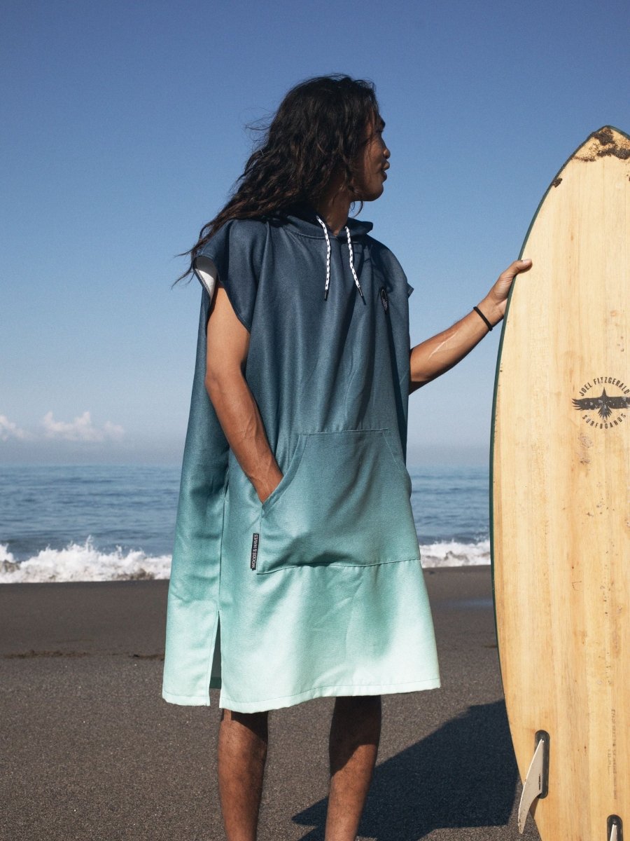 Surf - Poncho - für Frauen & Männer - aus schnelltrocknender und leichter Mikrofaser - Low Tide - woodsandwaves.co