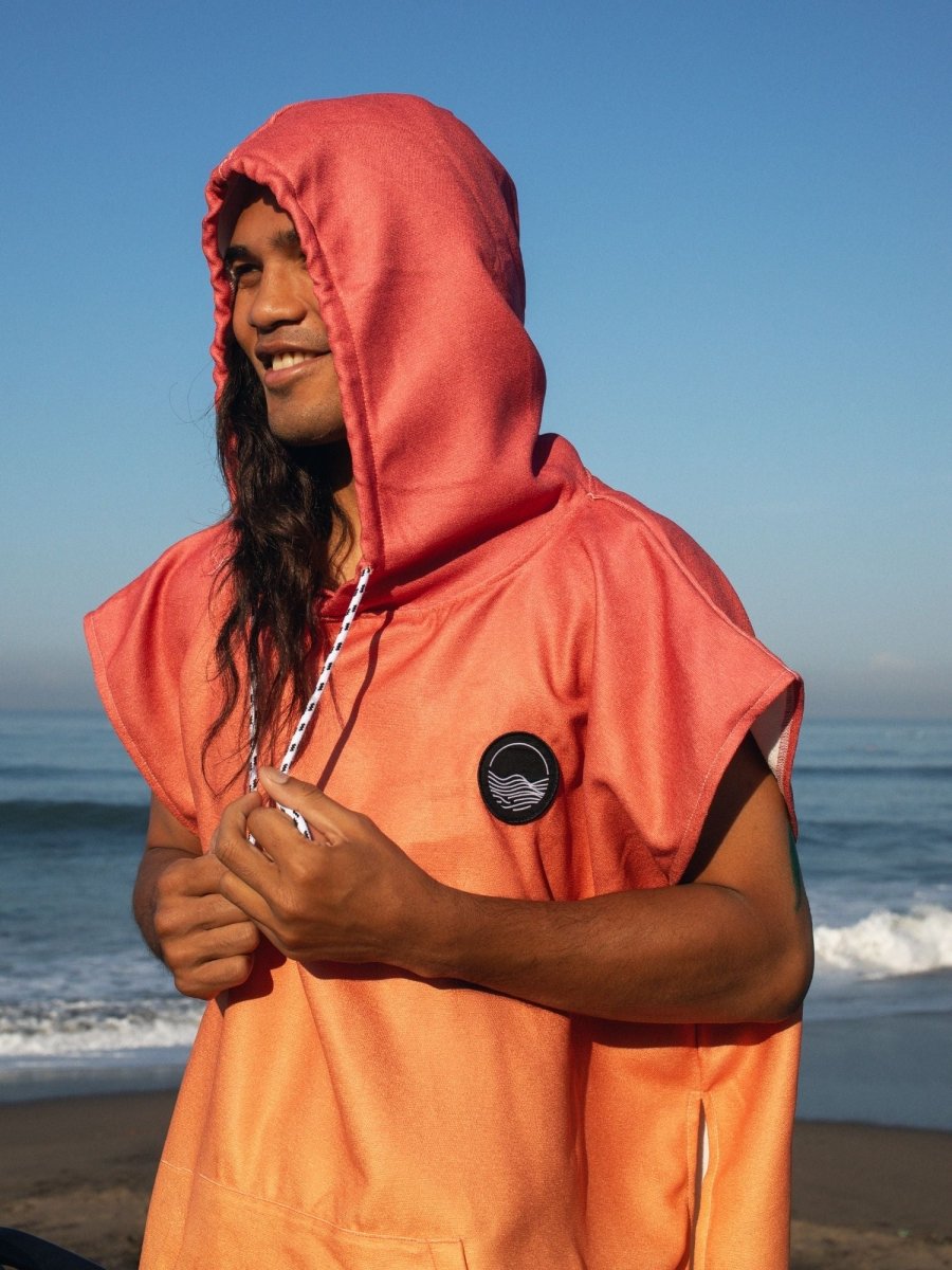 Surf - Poncho - für Frauen & Männer - aus schnelltrocknender und leichter Mikrofaser - Melon Glow - woodsandwaves.co