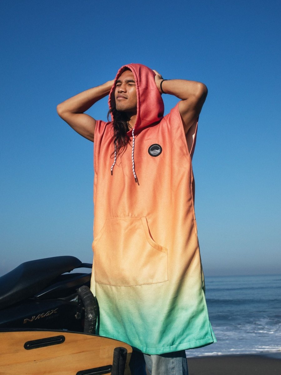 Surf - Poncho - für Frauen & Männer - aus schnelltrocknender und leichter Mikrofaser - Melon Glow - woodsandwaves.co #hero