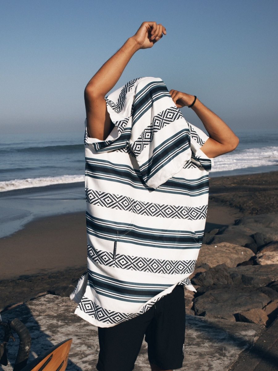 Surf - Poncho - für Frauen & Männer - aus schnelltrocknender und leichter Mikrofaser - Nomad Teal - woodsandwaves.co #hero