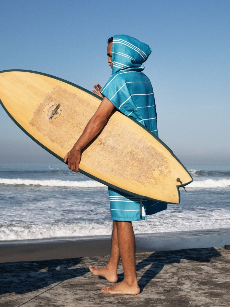 Surf - Poncho - für Frauen & Männer - aus schnelltrocknender und leichter Mikrofaser - Ocean Line - woodsandwaves.co #hero