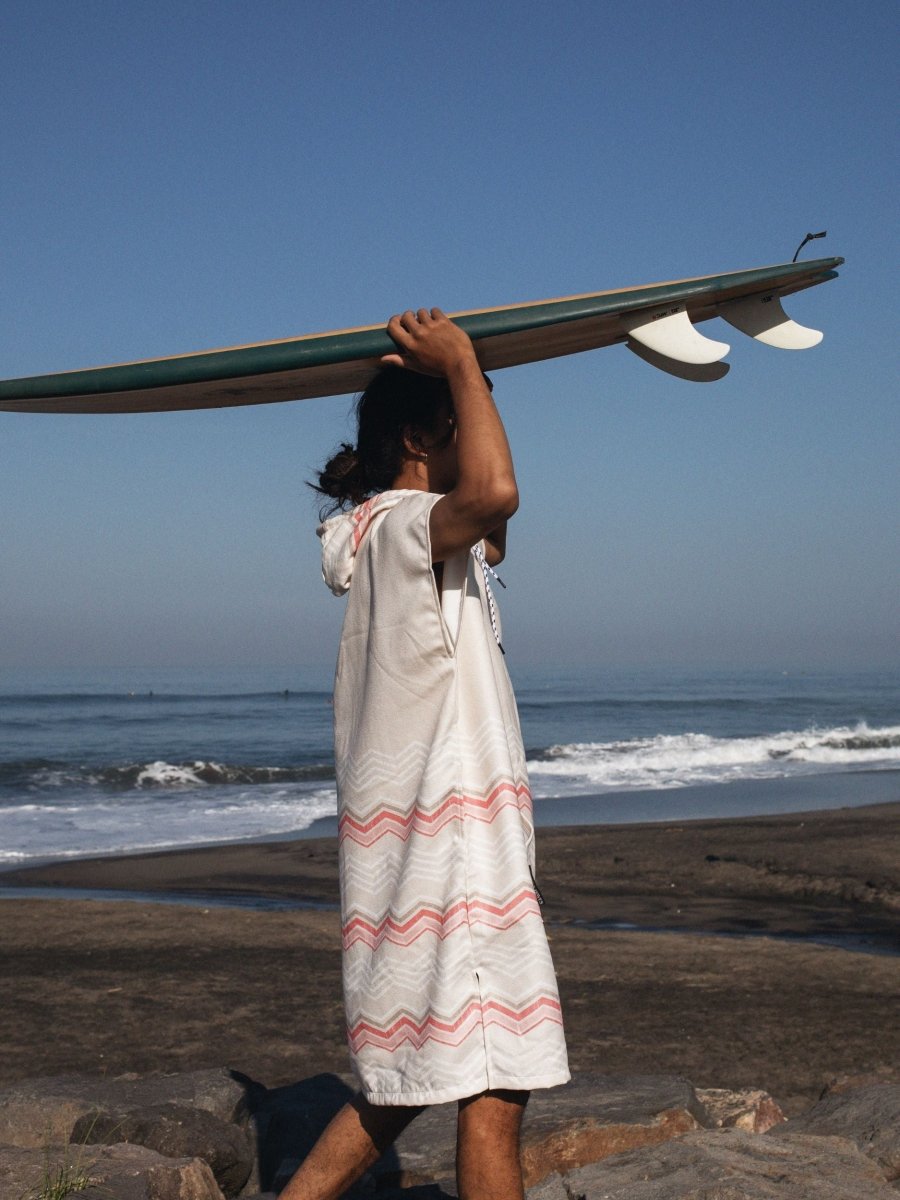 Surf - Poncho - für Frauen & Männer - aus schnelltrocknender und leichter Mikrofaser - Soft Horizon - woodsandwaves.co