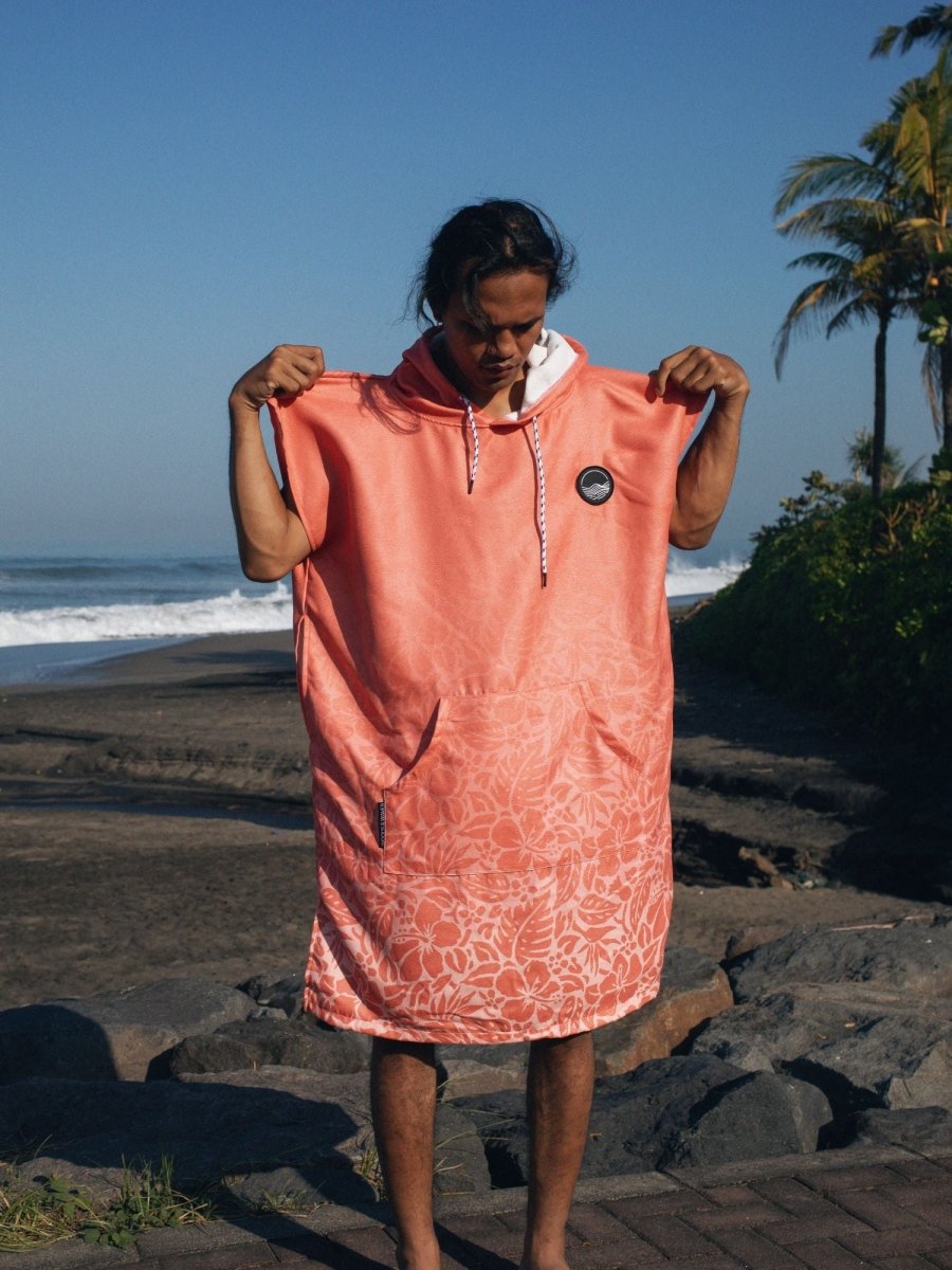 Surf - Poncho - für Frauen & Männer - aus schnelltrocknender und leichter Mikrofaser - Tropical Bloom - woodsandwaves.co #hero