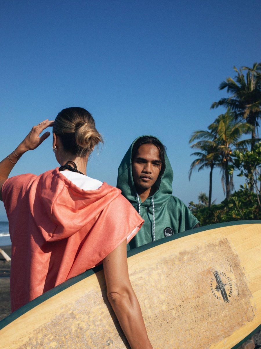 Surf - Poncho - für Frauen & Männer - aus schnelltrocknender und leichter Mikrofaser - Tropical Bloom - woodsandwaves.co