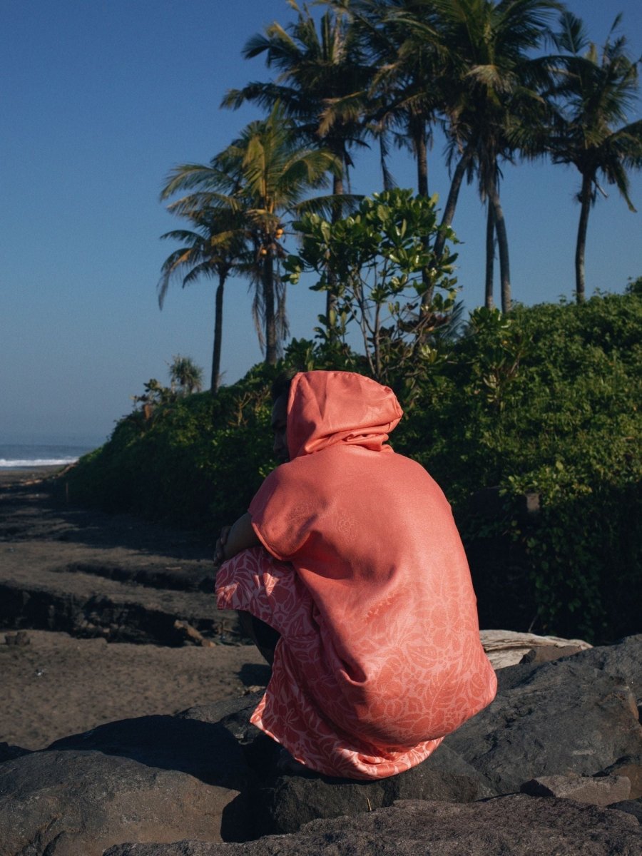 Surf - Poncho - für Frauen & Männer - aus schnelltrocknender und leichter Mikrofaser - Tropical Bloom - woodsandwaves.co