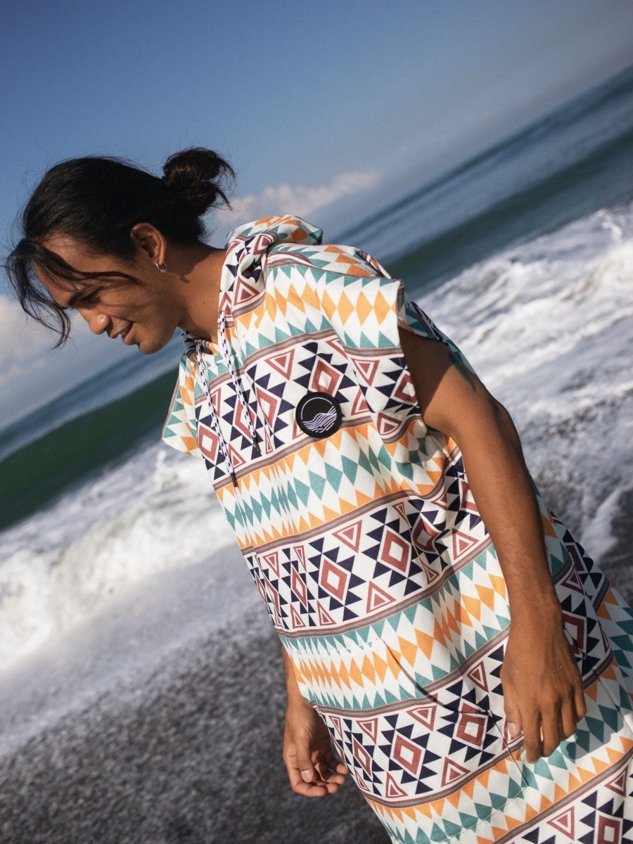 Surf - Poncho - für Frauen & Männer - aus schnelltrocknender und leichter Mikrofaser - Warm Earth - woodsandwaves.co #hero