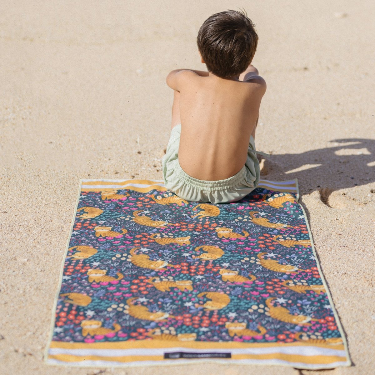 Tropical Tiger - Strandtuch für Kinder - schadstofffrei & sanft zur Haut - woodsandwaves.co