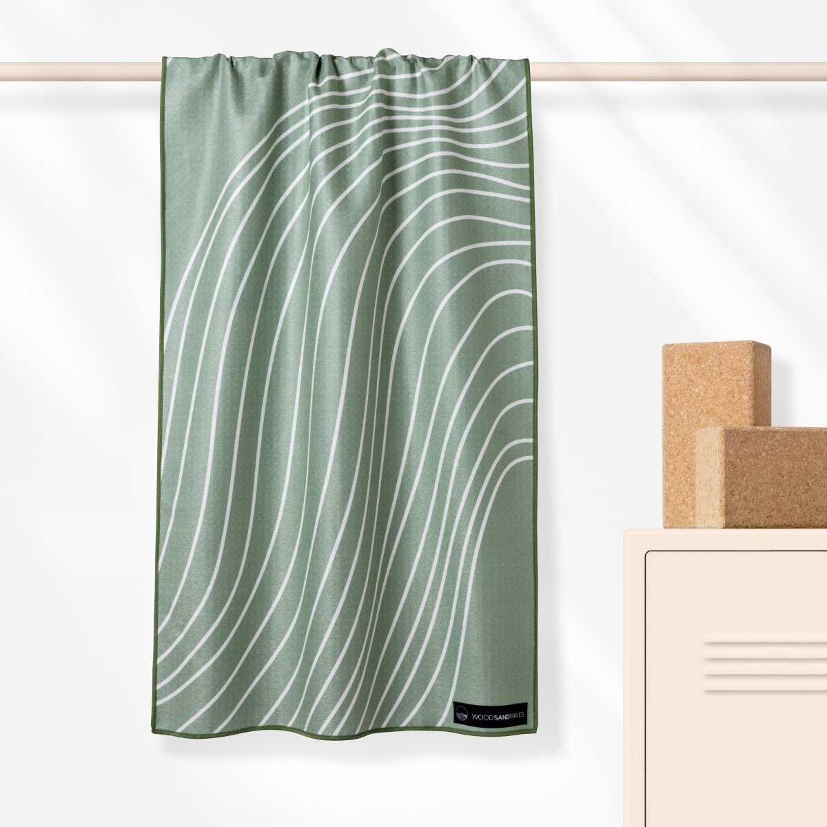 Waves of Zen - Rutschfestes Yoga - Handtuch mit Silikon - Noppen - woodsandwaves.co