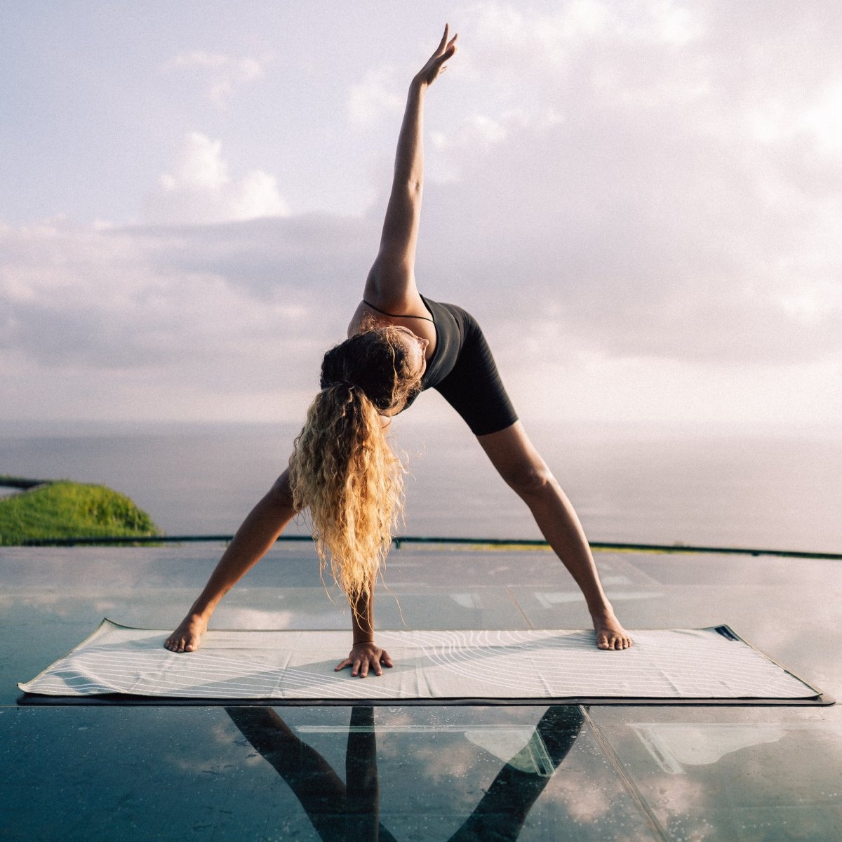 Waves of Zen - Rutschfestes Yoga - Handtuch mit Silikon - Noppen - woodsandwaves.co