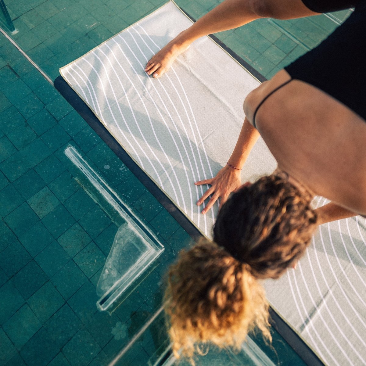 Waves of Zen - Rutschfestes Yoga - Handtuch mit Silikon - Noppen - woodsandwaves.co