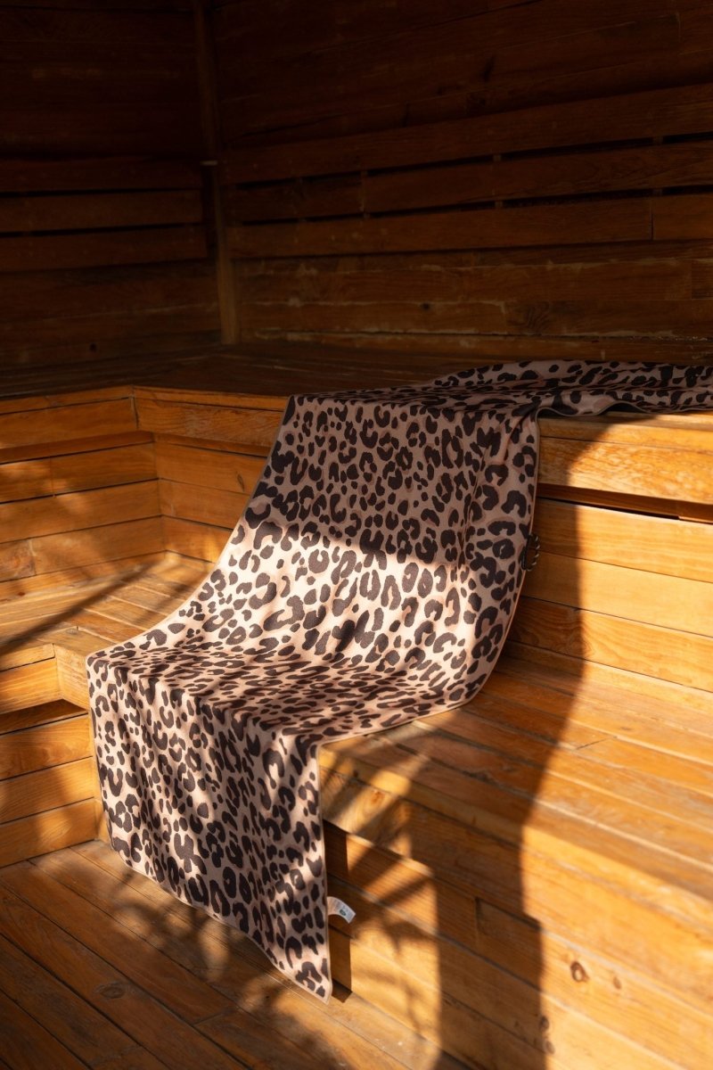 Wild Instinct - Saunatuch aus Premium Mikrofaser (200 x 80 cm) - woodsandwaves.co