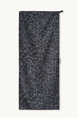 Wild Noir - Sporthandtuch mit Magnet & Zipper-Tasche - woodsandwaves.co