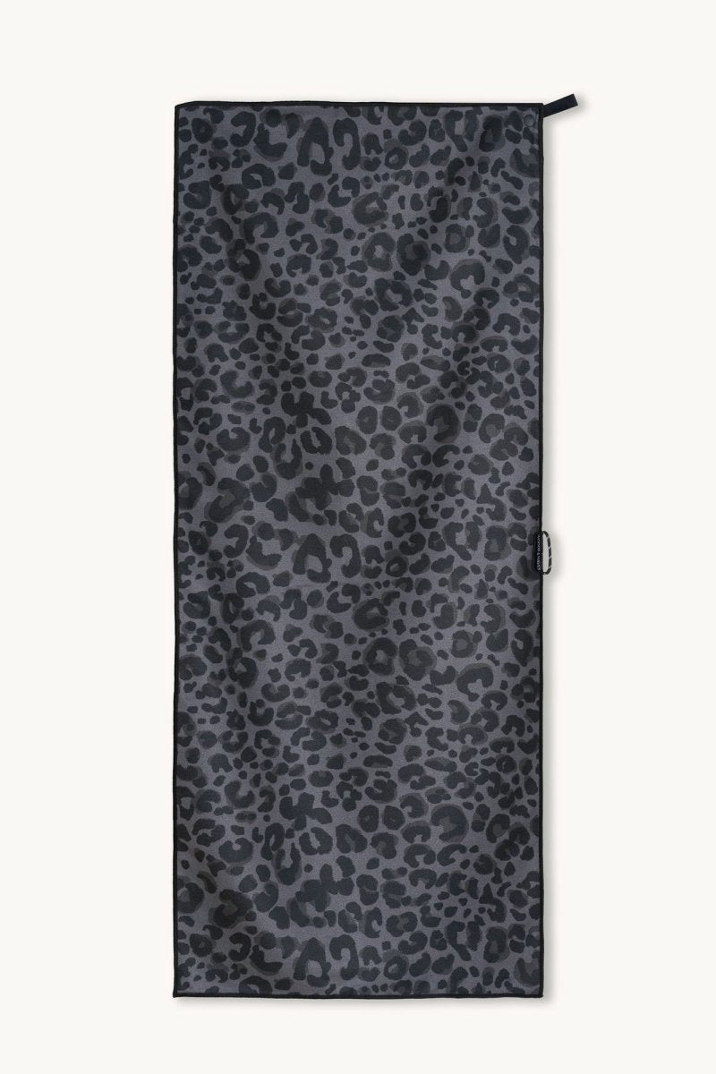 Wild Noir - Sporthandtuch mit Magnet & Zipper-Tasche - woodsandwaves.co