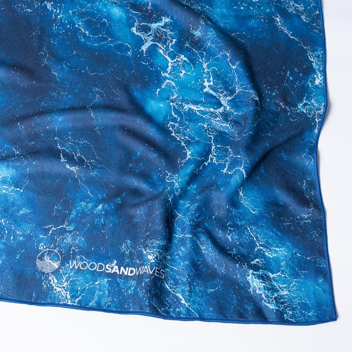 Wild Ocean - Reise - und Strandtuch mit Geheimfach - woodsandwaves.co
