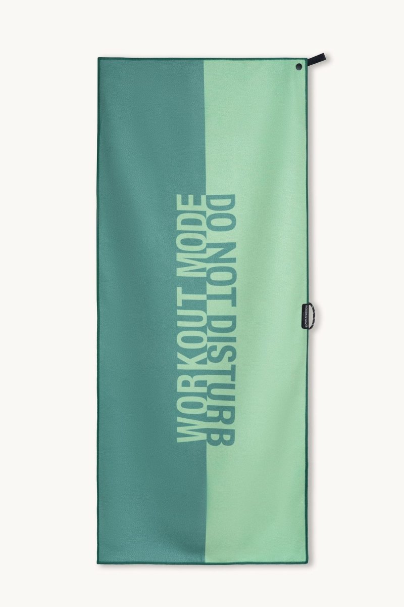 Workout Mode - Sporthandtuch mit Magnet & Zipper-Tasche - woodsandwaves.co