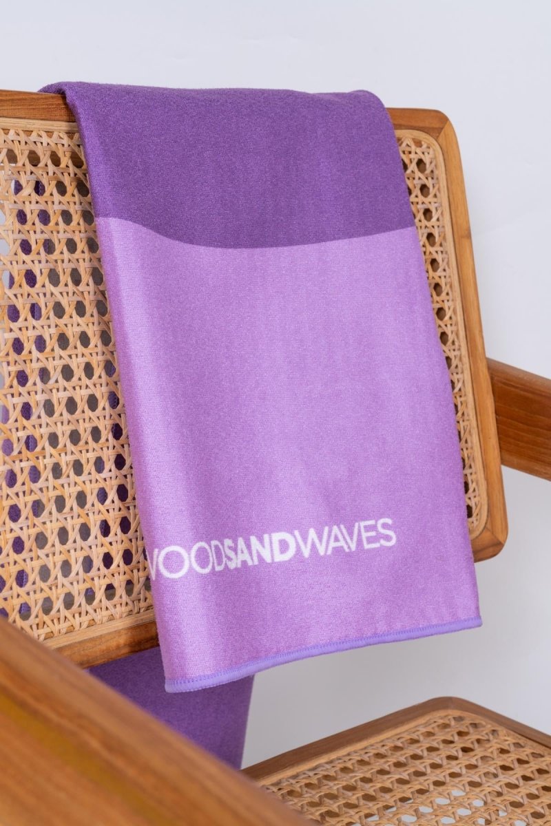 Yin & Yang Vio - Rutschfestes Yoga - Handtuch mit Silikon - Noppen - woodsandwaves.co