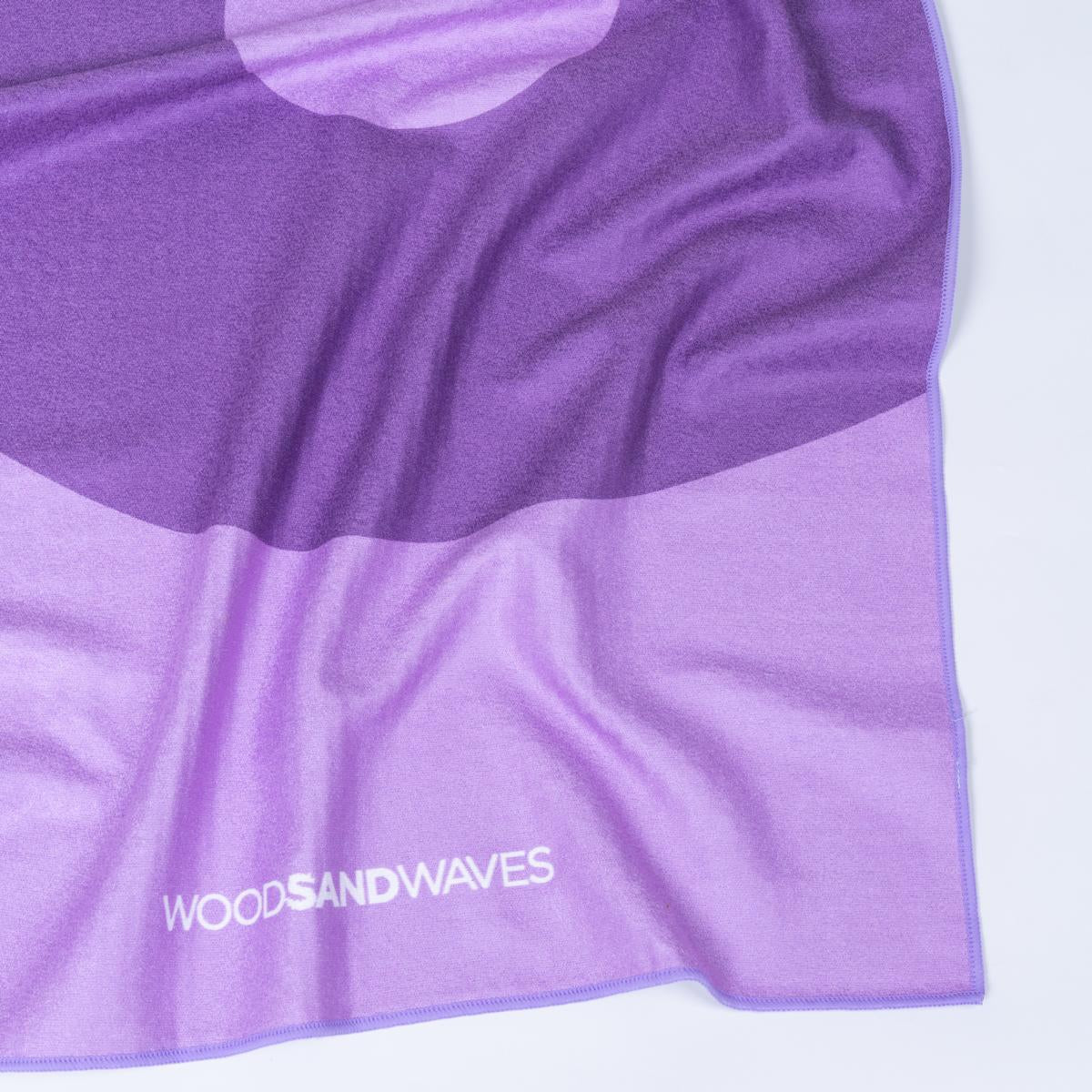 Yin & Yang Vio - Rutschfestes Yoga - Handtuch mit Silikon - Noppen - woodsandwaves.co