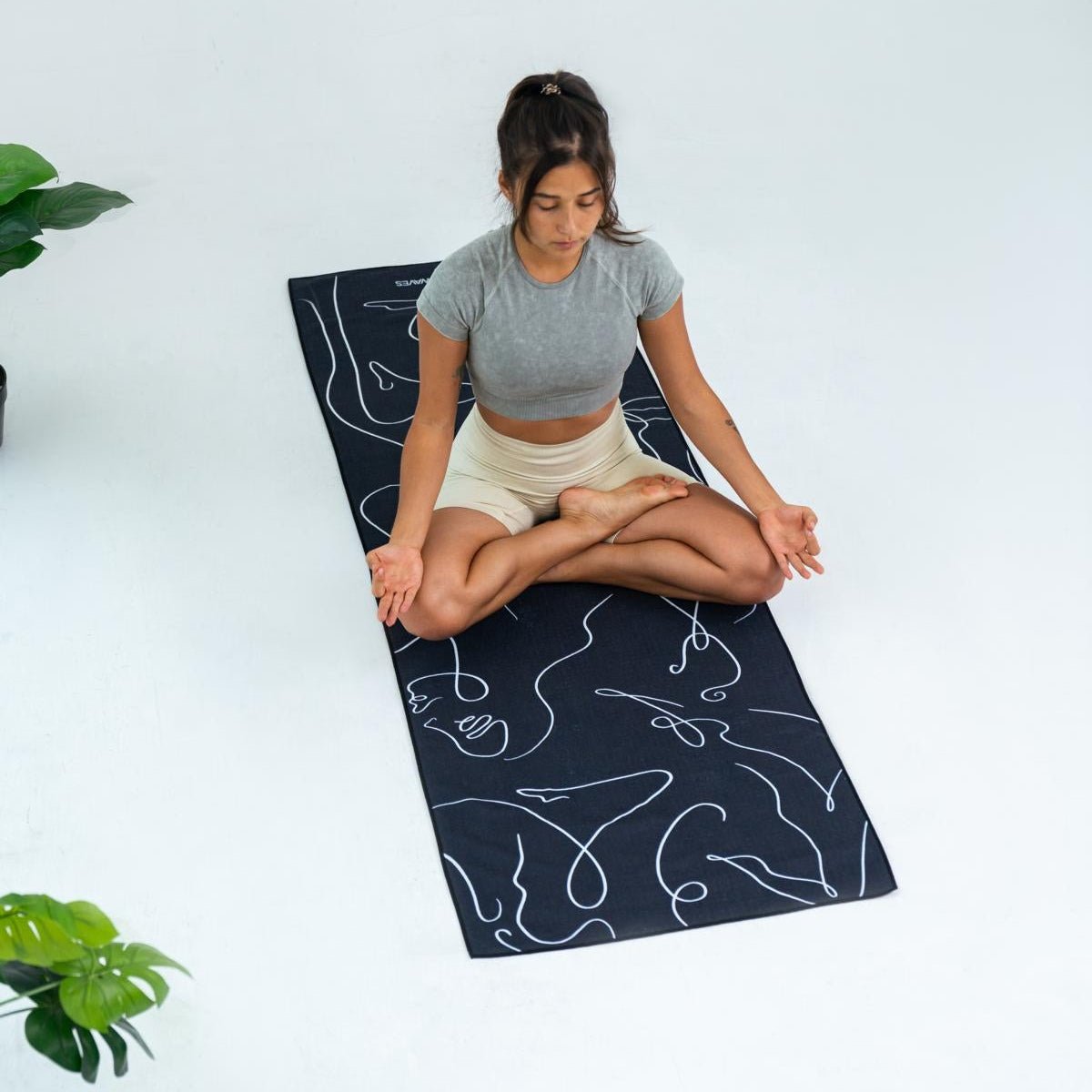 Zen Lines - Rutschfestes Yoga - Handtuch mit Silikon - Noppen - woodsandwaves.co