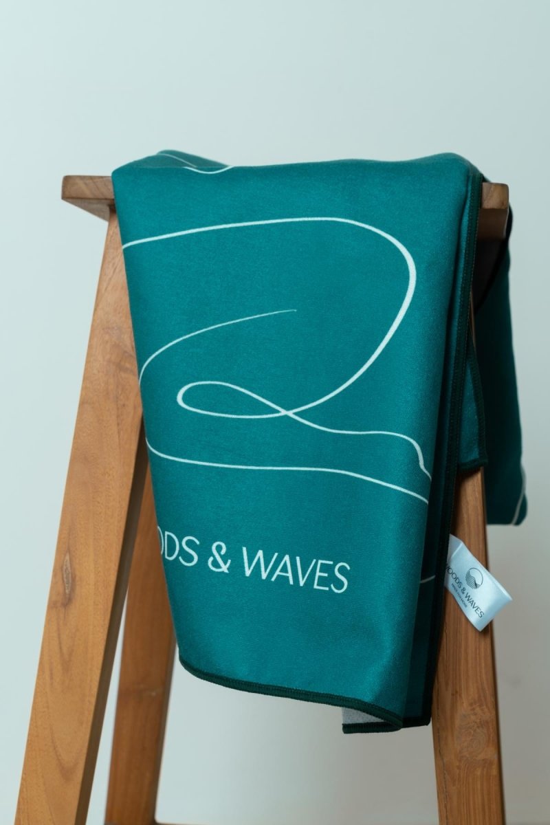 Zen Lines Teal - Rutschfestes Yoga - Handtuch mit Silikon - Noppen - woodsandwaves.co
