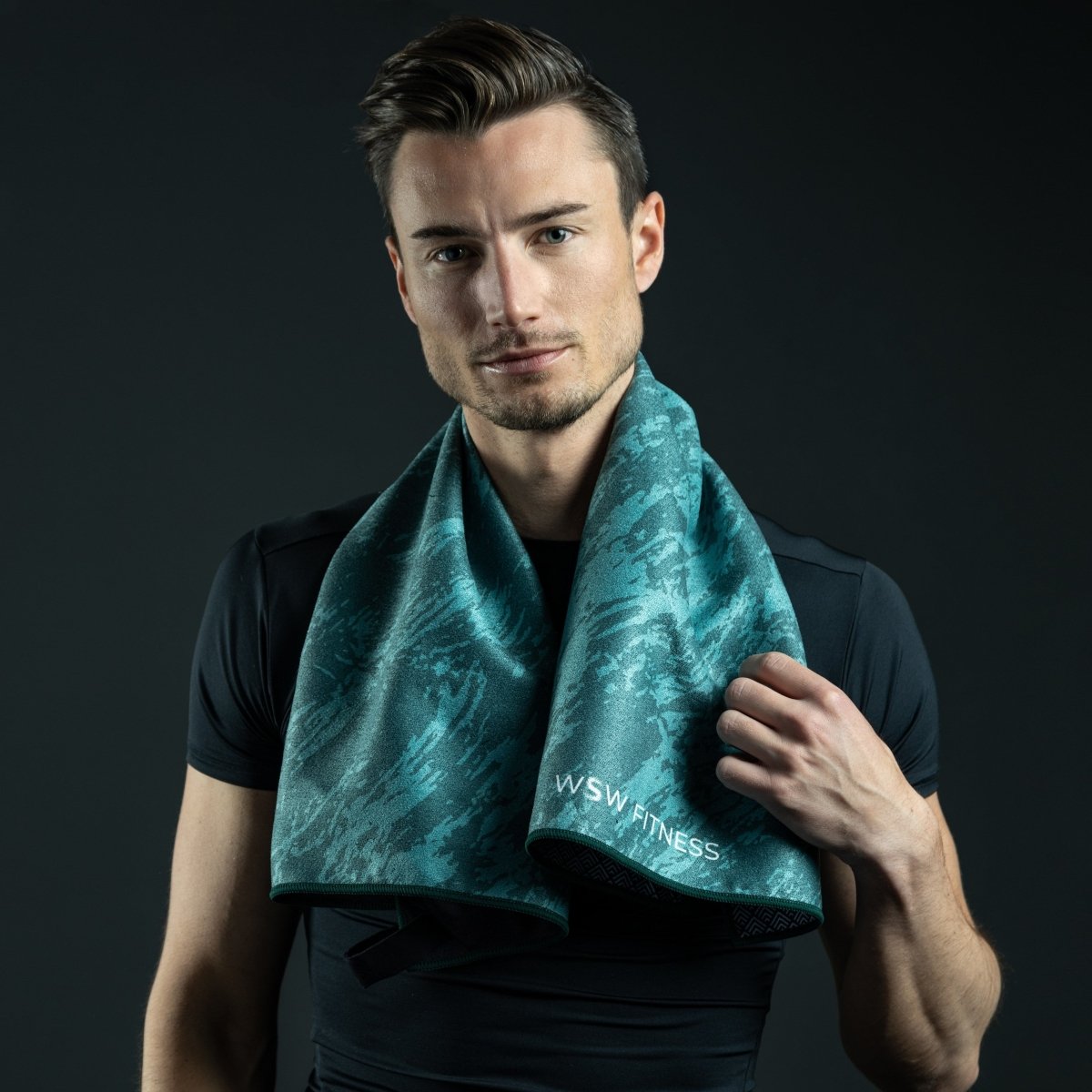 Green Energy Flow - Sporthandtuch mit Magnet & Zipper - Tasche - woodsandwaves.co