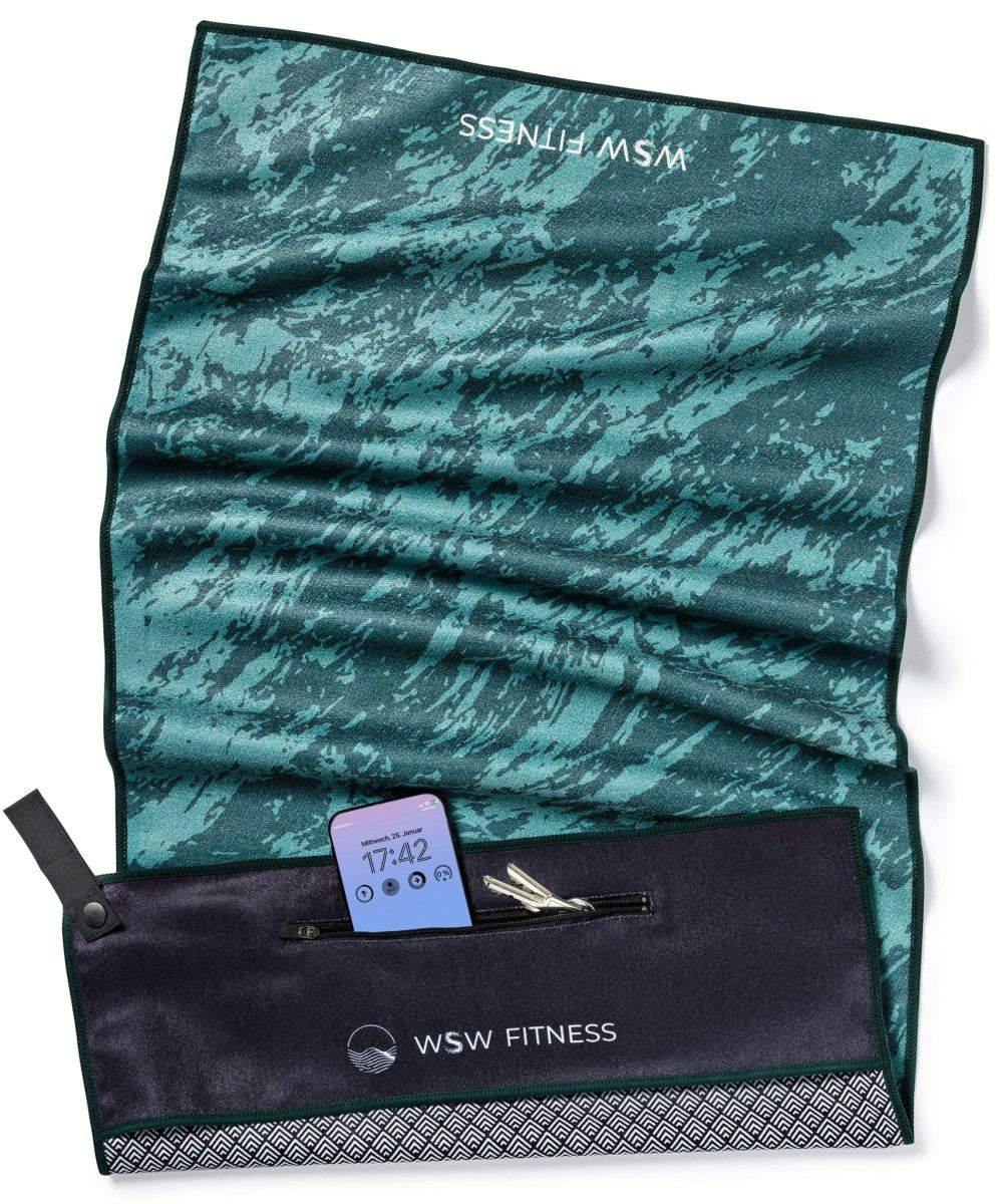 Green Energy Flow - Sporthandtuch mit Magnet & Zipper - Tasche - woodsandwaves.co